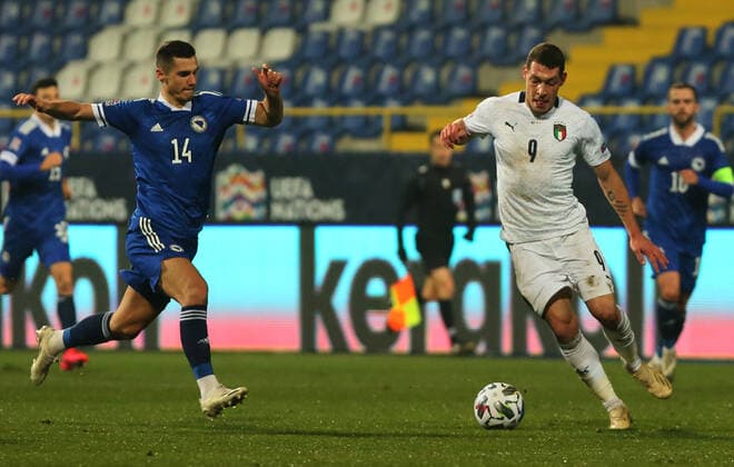 18.11.2020 Sarajevo Bosnia and Herzegodina-Italy Nations League men s football Andrea Belotti(R) Italy, Amer Gojak(L) Bosnia and Herzegovina :Str 