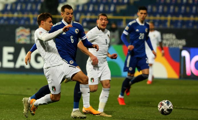 18.11.2020 Sarajevo Bosnia and Herzegodina-Italy Nations League men s football Nicolo Barella(L) Italy, Sinisa Sanicanin(C) Bosnia and Herzegovina :Str 