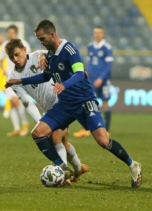18.11.2020 Sarajevo Bosnia and Herzegodina-Italy Nations League men s football Nicolo Barella(L) Italy, Miralem Pjanic(R) Bosnia and Herzegovina :Str 