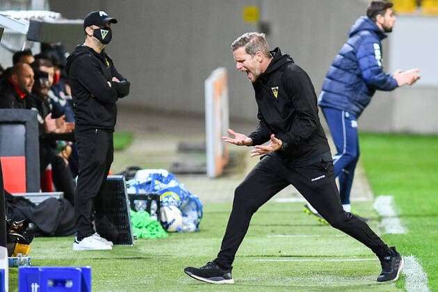 Stefan Vollmerhausen Head Coach Alemannia Aachen is annoyed about a referee decision, action, action, game scene, 18 11 2020, Aachen Germany , Football, Regionalliga West, TSV Alemannia Aachen SC Fortuna Köln, DFB DFL REGULATIONS PROHIBIT ANY USE OF PHOTOGRAPHS AS IMAGE SEQUENCES AND OR QUASI VIDEO xmhx