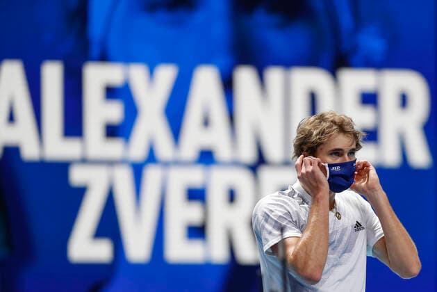 Sport Bilder des Tages (201119) -- LONDON, Nov. 19, 2020 -- Alexander Zverev of Germany wears a face mask after the singles group match against Diego Schwartzman of Argentina at the ATP, Tennis Herren World Tour Finals 2020 in London, Britain, on Nov. 18, 2020. ) (SP)BRITAIN-LONDON-TENNIS-ATP FINALS-DAY 4 HanxYan 