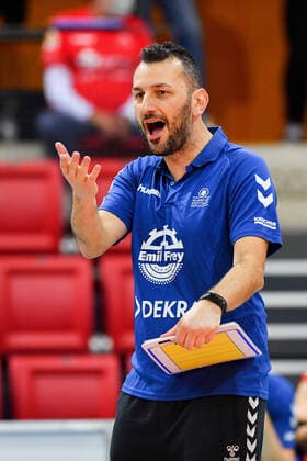 DVV Cup Allianz MTV Stuttgart SW Erfurt 18 11 20 DVV Cup, Volleyball, Women, Season 2020 21, Quarterfinal, Allianz MTV Stuttgart in blue , vs. black and white Erfurt in white , Stuttgart coach Giannis Athanasopoulos Copyright: xBEAUTIFULxSPORTS TomxBlochx