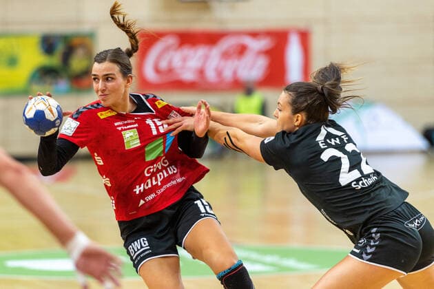 Bilder des Jahres 2020, Sport 11 November Sport Themen der Woche KW47 Sport Bilder des Tages Cecilie Woller (SV Union Halle) gegen Jana Scheib (Wildungen Vipers) SV Union Halle-Neustadt (Wildcats) vs. HSG Bad Wildungen Vipers Handball 1.Bundesliga - Saison 2020 2021 Copyright: xVIADATAx xHolgerxJohnx Halle Saale Sachsen-Anhalt Deutschland *** Cecilie Woller SV Union Halle against Jana Scheib Wildungen Vipers SV Union Halle Neustadt Wildcats vs HSG Bad Wildungen Vipers Handball 1 Bundesliga Season 2020 2021 Copyright xVIADATAx xHolgerxJohnx Halle Saale Sachsen Anhalt Germany