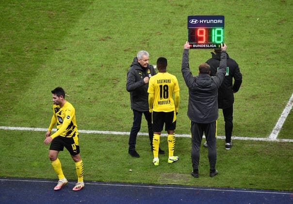 Bilder des Jahres 2020, Sport 11 November Sport Themen der Woche KW47 Fussball, Herren, 1. Bundesliga, Saison 2020 21, (8. Spieltag), Hertha BSC - Borussia Dortmund, v. l. Raphael Guerreiro (Borussia Dortmund), Trainer Lucien Favre (Borussia Dortmund), Youssoufa Moukoko (Borussia Dortmund), 21.11. 2020, *** Football, men, 1 Bundesliga, season 2020 21, 8 matchday , Hertha BSC Borussia Dortmund, from l Raphael Guerreiro Borussia Dortmund , Coach Lucien Favre Borussia Dortmund , Youssoufa Moukoko Borussia Dortmund , 21 11 2020, Copyright: xMatthiasxKochx