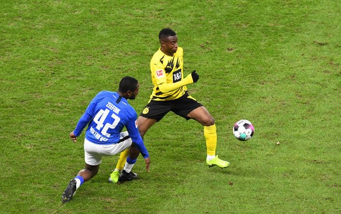 Fussball, Herren, 1. Bundesliga, Saison 2020 21, (8. Spieltag), Hertha BSC - Borussia Dortmund, v. l. Deyovaisio Zeefuik (Hertha BSC), Youssoufa Moukoko (Borussia Dortmund), 21.11. 2020, *** Soccer, men, 1 Bundesliga, season 2020 21, 8 matchday , Hertha BSC Borussia Dortmund, from l Deyovaisio Zeefuik Hertha BSC , Youssoufa Moukoko Borussia Dortmund , 21 11 2020, Copyright: xMatthiasxKochx