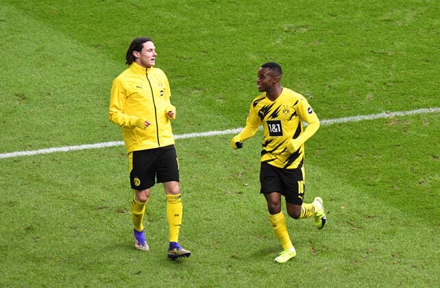 Fussball, Herren, 1. Bundesliga, Saison 2020 21, (8. Spieltag), Hertha BSC - Borussia Dortmund (2:5), v. l. Nico Schulz (Borussia Dortmund), Youssoufa Moukoko (Borussia Dortmund) beim Auslaufen nach dem Spiel, 21.11. 2020, *** Football, men, 1 Bundesliga, season 2020 21, 8 matchday , Hertha BSC Borussia Dortmund 2 5 , from l Nico Schulz Borussia Dortmund , Youssoufa Moukoko Borussia Dortmund at the end of the match, 21 11 2020, Copyright: xMatthiasxKochx
