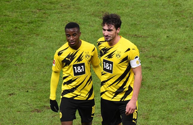 Fussball, Herren, 1. Bundesliga, Saison 2020 21, (8. Spieltag), Hertha BSC - Borussia Dortmund (2:5), v. l. Youssoufa Moukoko (Borussia Dortmund), Mats Hummels (Borussia Dortmund), Jubel nach Abpfiff, 21.11. 2020, *** Football, men, 1 Bundesliga, season 2020 21, 8 matchday, Hertha BSC Borussia Dortmund 2 5 , from left to right Youssoufa Moukoko Borussia Dortmund , Mats Hummels Borussia Dortmund , cheers after final whistle, 21 11 2020, Copyright: xMatthiasxKochx