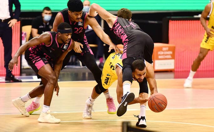 Bilder des Jahres 2020, Sport 11 November Sport Themen der Woche KW47 Sport Bilder des Tages Johannes Thiemann (ALBA), findet den schnellsten Weg zum Ball, über ihm Strahinja Micovic (Bonn),links Gabriel De Oliveira (Bonn), josh Hagins (Bonn), ALBA Berlin - Telekom Baskets Bonn Basketball, easy Credit BBL , Herren, Maenner, Männer, men, Saison 2020 2021 Berlin, 22.11..2020, Mercedes-Benz Arena *** Johannes Thiemann ALBA , finds the fastest way to the ball, above him Strahinja Micovic Bonn , left Gabriel De Oliveira Bonn , josh Hagins Bonn , ALBA Berlin Telekom Baskets Bonn Basketball, easy Credit BBL , Men, Men, Men, Men, Men, Season 2020 2021 Berlin, 22 11 2020, Mercedes Benz Arena