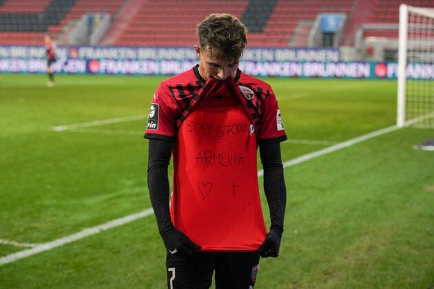 Bilder des Jahres 2020, Sport 11 November Sport Themen der Woche KW47 Sport Bilder des Tages 3. Liga - FC Ingolstadt 04 - 1. FC Magdeburg - Dennis Eckert Ayensa (7, FCI) Tor Jubel Siegtreffer zeigt T-Shirt 3. Liga - FC Ingolstadt 04 Saison 2020 2021 1. FC Magdeburg *** 3 Liga FC Ingolstadt 04 1 FC Magdeburg Dennis Eckert Ayensa 7, FCI Goal Jubilee Winning goal shows T Shirt 3 Liga FC Ingolstadt 04 Season 2020 2021 1 FC Magdeburg