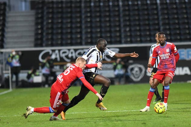 22 - Sada THIOUB (Angers SCO), 26 - Melvin BARD (Olympique Lyonnais) FOOTBALL : Angers SCO vs Olympique Lyonnais - Ligue 1 Uber Eats - 22 11 2020 RonanHoussin Panoramic 