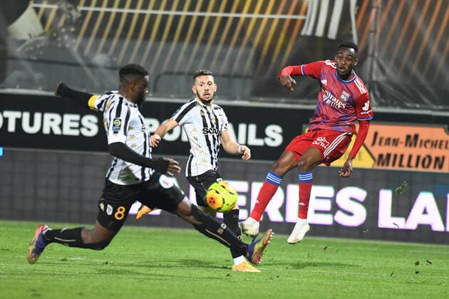 11 - Tino KADEWERE (Olympique Lyonnais), 8 - Ismael TRAORE (Angers SCO) FOOTBALL : Angers SCO vs Olympique Lyonnais - Ligue 1 Uber Eats - 22 11 2020 RonanHoussin Panoramic 