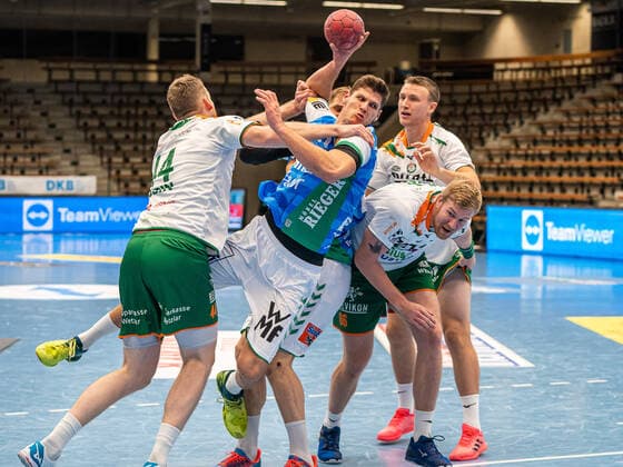 Bilder des Jahres 2020, Sport 11 November Sport Themen der Woche KW47 Sport Bilder des Tages Sebastian Heymann (Frisch Auf Goeppingen 10) gegen Lenny Rubin (HSG Wetzlar, 44), Frisch Auf Goeppingen vs. HSG Wetzlar, 1. Bundesliga, Handball, Herren, 22.11.2020 Frisch Auf Goeppingen vs. HSG Wetzlar, 1. Bundesliga, Handball, Herren, 22.11.2020 Göppingen *** Sebastian Heymann Frisch Auf Goeppingen 10 against Lenny Rubin HSG Wetzlar, 44 , Frisch Auf Goeppingen vs HSG Wetzlar, 1 Bundesliga, Handball, Men, 22 11 2020 Frisch Auf Goeppingen vs HSG Wetzlar, 1 Bundesliga, Handball, Men, 22 11 2020 Göppingen Copyright: xEibner-Pressefotox EP_mst