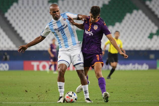 DOHA, QATAR - NOVEMBER 24: Gleidionor Figueiredo Pinto of Ulsan Hyundai and Jonathan Aspropotamitis of Perth Glory during the AFC Champions League Group F match between Perth Glory and Ulsan Hyundai at the Education City Stadium on November 24, 2020 in Doha, Qatar. (Photo by Colin McPhedran) SPO, SOC, FOC  Copyright: xColinxMcPhedran