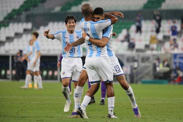 DOHA, QATAR - NOVEMBER 24: Gleidionor Figueiredo Pintox teammates celebrates his goal that wins the game for Ulsan Hyundai during the AFC Champions League Group F match between Perth Glory and Ulsan Hyundai at the Education City Stadium on November 24, 2020 in Doha, Qatar. (Photo by Colin McPhedran) SPO, SOC, FOC  Copyright: xColinxMcPhedran