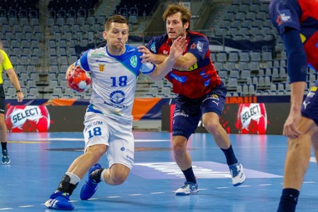 Uwe Gensheimer Rhein Neckar Loewen No 3 in defence against Josip Peric HC Eurofarm Pelister No 18 in attack at the EHF European League Men 2020 21 Game Rhein Neckar Loewen against HC Eurofarm Pelister on 24 11 2020 in the SAP Arena in Mannheim Mannheim Mannheim 24 11 20 Handball , 24 11 2020, Mannheim Germany xpx000x