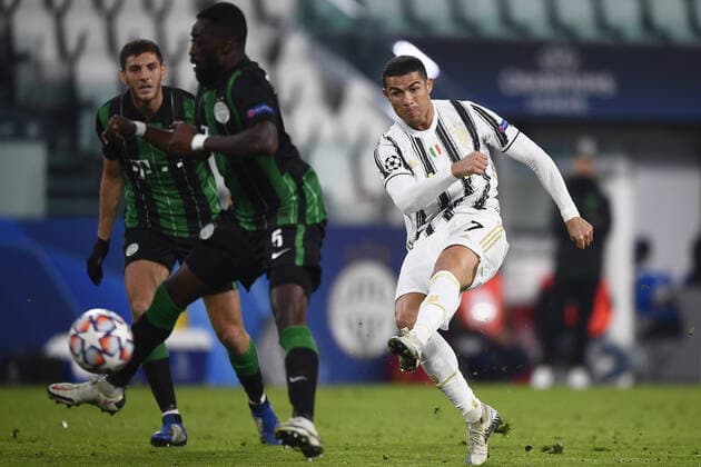 Bilder des Jahres 2020, Sport 11 November Sport Themen der Woche KW48 Sport Bilder des Tages Torino 24 11 2020 - Champions League Juventus-Ferencvaros foto Image nella foto: gol Cristiano Ronaldo 