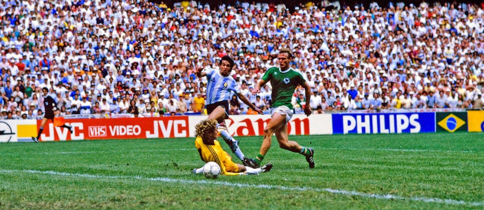 29.06.86 Argentinien - Deutschland Mexiko, Mexiko-Stadt, 29.06.1986, Fussball, FIFA WM 1986 in Mexiko, Finale, Argentinien - DFB Deutschland (3:2): v.l. Harald Toni Schumacher (Deutschland), Jorge Burruchaga (Argentinien), Hans-Peter Briegel (Deutschland); Tor 3:2 Burruchaga. *** 29 06 86 Argentina Germany Mexico, Mexico City, 29 06 1986, Football, FIFA World Cup 1986 in Mexico, Final, Argentina DFB Germany 3 2 v l Harald Toni Schumacher Germany , Jorge Burruchaga Argentina , Hans Peter Briegel Germany Goal 3 2 Burruchaga