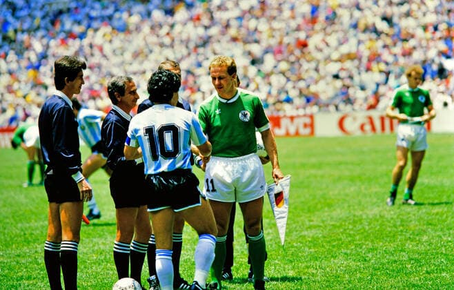 29.06.86 Argentinien - Deutschland Mexiko, Mexiko-Stadt, 29.06.1986, Fussball, FIFA WM 1986 in Mexiko, Finale, Argentinien - DFB Deutschland (3:2): v.l. Diego Maradona (Argentinien), Karl-Heinz Rummenigge (Deutschland). *** 29 06 86 Argentina Germany Mexico, Mexico City, 29 06 1986, Football, FIFA World Cup 1986 in Mexico, Final, Argentina DFB Germany 3 2 v l Diego Maradona Argentina , Karl Heinz Rummenigge Germany