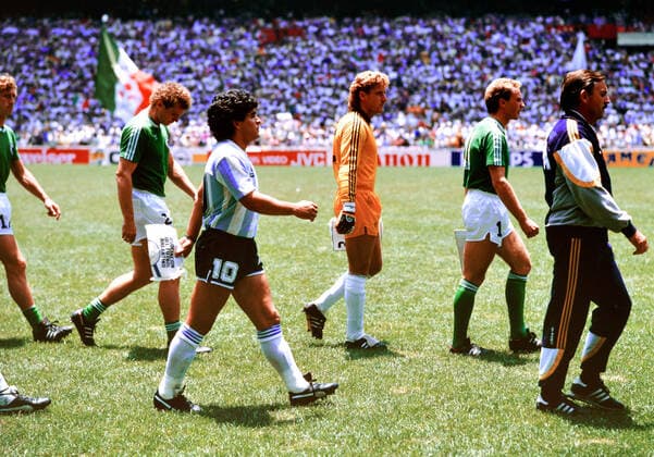 29.06.86 Argentinien - Deutschland Mexiko, Mexiko-Stadt, 29.06.1986, Fussball, FIFA WM 1986 in Mexiko, Finale, Argentinien - DFB Deutschland (3:2): v.l. Hans-Peter Briegel (Deutschland), Diego Maradona (Argentinien), Harald Toni Schumacher, Karl-Heinz Rummenigge (beide Deutschland). *** 29 06 86 Argentina Germany Mexico, Mexico City, 29 06 1986, Football, FIFA World Cup 1986 in Mexico, Final, Argentina DFB Germany 3 2 v l Hans Peter Briegel Germany , Diego Maradona Argentina , Harald Toni Schumacher, Karl Heinz Rummenigge both Germany