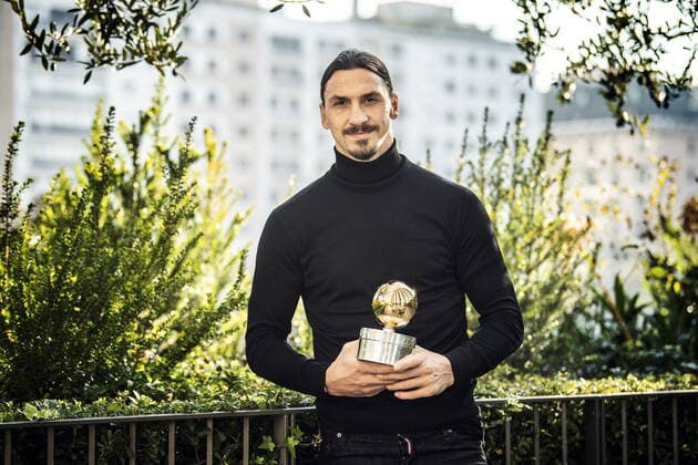 Fußball, Zlatan Ibrahimovic Fotoshooting mit dem Golden Ball von Schweden Zlatan Ibrahimovic won Swedish football s Golden Ball 2020 for a record-extending 12th time in an online awards ceremony held in Stockholm, Sweden, on Monday November 24, 2020. Zlatan was photgraphed in Milan with the award. Milano ITALY x2512x *** Zlatan Ibrahimovic won Swedish football s Golden Ball 2020 for a record extending 12th time in an online awards ceremony held in Stockholm, Sweden, on Monday November 24, 2020 Zlatan was photgraphed in Milan with the award Milano ITALY x2512x,  Copyright: xORRExPONTUS Aftonbladetx ZLATAN IBRAHIMOVIC