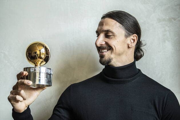 Bilder des Jahres 2020, Sport 11 November Sport Themen der Woche KW48 Fußball, Zlatan Ibrahimovic Fotoshooting mit dem Golden Ball von Schweden Zlatan Ibrahimovic won Swedish football s Golden Ball 2020 for a record-extending 12th time in an online awards ceremony held in Stockholm, Sweden, on Monday November 24, 2020. Zlatan was photgraphed in Milan with the award. Milano ITALY x2512x *** Zlatan Ibrahimovic won Swedish football s Golden Ball 2020 for a record extending 12th time in an online awards ceremony held in Stockholm, Sweden, on Monday November 24, 2020 Zlatan was photgraphed in Milan with the award Milano ITALY x2512x,  Copyright: xORRExPONTUS Aftonbladetx ZLATAN IBRAHIMOVIC