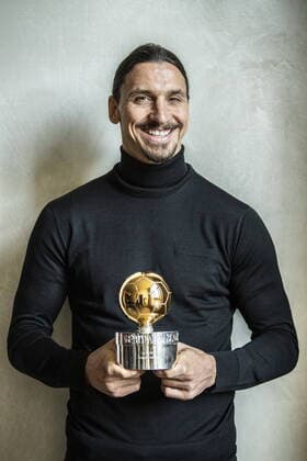 Zlatan Ibrahimovic won Swedish football s Golden Ball 2020 for a record extending 12th time in an online awards ceremony held in Stockholm, Sweden, on Monday November 24, 2020 Zlatan was photgraphed in Milan with the award Milano ITALY x2512x,  Copyright: xORRExPONTUS Aftonbladetx ZLATAN IBRAHIMOVIC