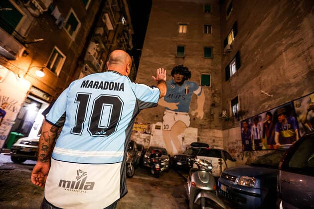 Bilder des Jahres 2020, Sport 11 November Sport Themen der Woche KW48 Sport Bilder des Tages Photo Alessandro Garofalo LaPresse November 25, 2020 Naples, Italy news Spanish Quarters fans flocked to Diego Armando Maradona s mural after learning the news of his death  Copyright: xAlessandroxGarofalo LaPressex
