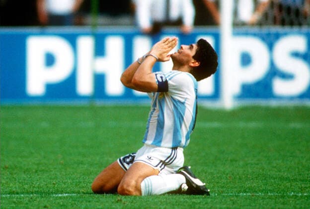 Fussball-Weltmeisterschaft Italien 1990, 24.06.1990 Brasilein - Argentinien 0 : 1 JUBEL Diego MARADONA (ARG) FOTO: WEREK Pressebildagentur xxNOxMODELxRELEASExx *** Football World Cup Italy 1990, 24 06 1990 Brazil Argentina 0 1 JUBEL Diego MARADONA ARG FOTO WEREK Press Photo Agency xxNOxMODELxRELEASExx