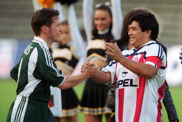 Fussball International 26.05.2000 Matthaeus-Abschiedsspiel im Olympia Stadion in Muenchen: Lothar MATTHAEUS (li, Deutschland) begruesst Diego MARADONA (Argentinien) im FC Bayern Trikot FOTO: WEREK Pressebildagentur xxNOxMODELxRELEASExx *** Football International 26 05 2000 Matthaeus farewell game at the Olympia Stadium in Munich Lothar MATTHAEUS li, Germany welcomes Diego MARADONA Argentina in FC Bayern jersey FOTO WEREK Press Photo Agency xxNOxMODELxRELEASExx