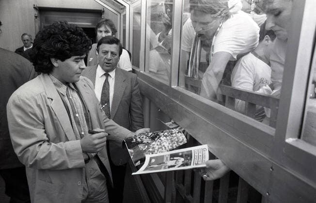 17.05.89 VfB Stuttgart - SSC Neapel Deutschland, Stuttgart, 17.05.1989, Fussball, UEFA Cup Finale, Rückspiel, VfB Stuttgart - SSC Neapel (3:3): Diego Maradona (SSC Neapel). *** 17 05 89 VfB Stuttgart SSC Naples Germany, Stuttgart, 17 05 1989, football, UEFA Cup final, return match, VfB Stuttgart SSC Naples 3 3 Diego Maradona SSC Naples