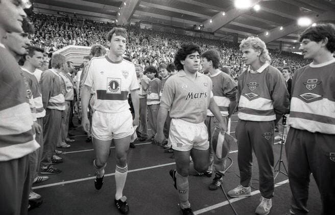 17.05.89 VfB Stuttgart - SSC Neapel Deutschland, Stuttgart, 17.05.1989, Fussball, UEFA Cup Finale, Rückspiel, VfB Stuttgart - SSC Neapel (3:3): v.l. Karl Allgöwer (VfB Stuttgart), Diego Maradona (SSC Neapel). *** 17 05 89 VfB Stuttgart SSC Naples Germany, Stuttgart, 17 05 1989, football, UEFA Cup final, return match, VfB Stuttgart SSC Naples 3 3 v l Karl Allgöwer VfB Stuttgart , Diego Maradona SSC Naples