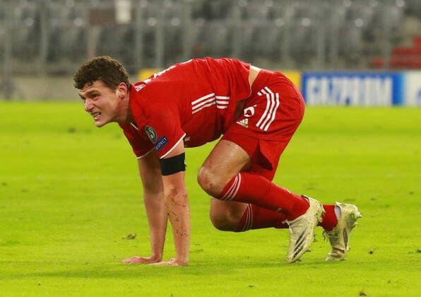 Benjamin Pavard, FCB, on the ground Football, Champions League, FC Bayern Munich FC Salzburg 25 11 2020 PHOTO Mladen Lackovic LakoPress
