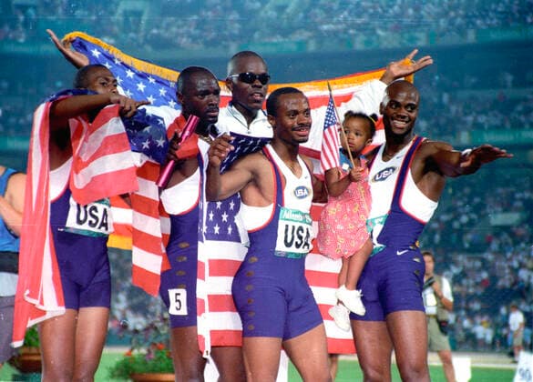 Olympiade in Atlanta 4 x 400m Staffel Olympiasieger USA jubels mit Fahne und kleinem Kind 04.08.1996 *** Olympics in Atlanta 4 x 400m relay Olympic champion USA jubilant with flag and little child 04 08 1996 HM