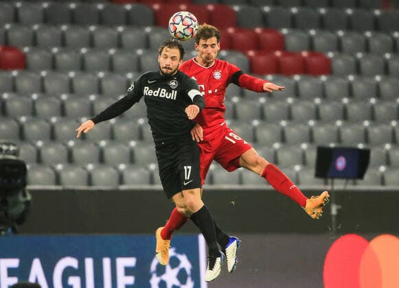 (201127) -- BEIJING, Nov. 27, 2020 -- Leon Goretzka (R) of Bayern Munich vies for header with Andreas Ulmer of RB Salzburg during a UEFA Champions League group A match between FC Bayern Munich of Germany and RB Salzburg of Austria in Munich, Germany, Nov. 25, 2020. (Photo by Philippe Ruiz Xinhua) XINHUA PHOTOS OF THE DAY FeixLipu¡¤luyizi 