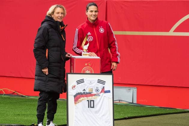 from left Martina Voss Tecklenburg GER, national coach, head coach presents Dzsenifer Marozsan GER, 10 with an award for her 100 international match, 27 11 2020, Ingolstadt Germany , Football, Womens International, EM Quali Germany Greece, DFB DFL REGULATIONS PROHIBIT ANY USE OF PHOTOGRAPHS AS IMAGE SEQUENCES AND OR QUASI VIDEO xprx