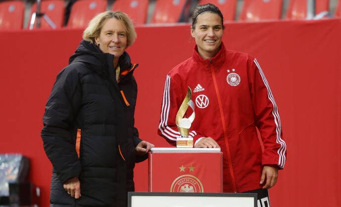 Bilder des Jahres 2020, Sport 11 November Sport Themen der Woche KW48 Sport Bilder des Tages Ingolstadt ,Länderspiel Fußball EM Qualifikationsspiel Deutschland vs. Griechenland , Ehrung zum 100. Länderspiel , von links: Martina Voss-Tecklenburg Dzsenifer Marozsan DFB regulations prohibit any use of photographs as image sequences and or quasi-video *** Ingolstadt ,international match soccer EM qualification match Germany vs. Greece , honor to the 100th international match , from left Martina Voss Tecklenburg Dzsenifer Marozsan DFB regulations prohibit any use of photographs as image sequences and or quasi video