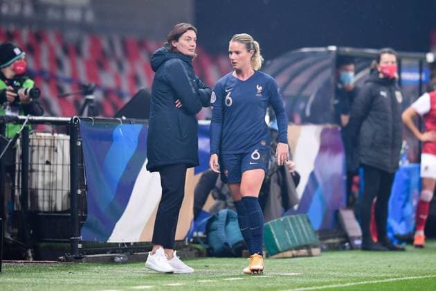 06 AMANDINE HENRY (FRA) - CORINNE DIACRE (SELECTIONNEUSE FRANCE FEMININE) FOOTBALL : France vs Autriche - Qualifications Euro 2022 - 27 11 2020 FEP Panoramic 