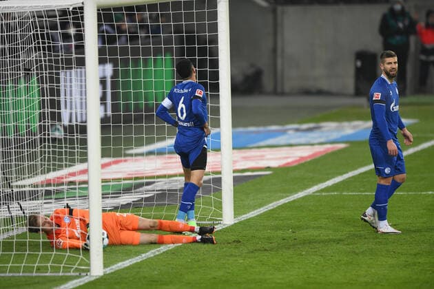 Bilder des Jahres 2020, Sport 11 November Sport Themen der Woche KW48 Borussia Mönchengladbach - FC Schalke 04 28.11.2020. Schalke nach dem ersten Gegentreffer. V.l: Tw. Rönnow, Omar Mascarell und Matija Nastasic. DFL REGULATIONS PROHIBIT ANY USE OF PHOTOGRAPHS AS IMAGE SEQUENCES AND OR QUASI-VIDEO *** Borussia Mönchengladbach FC Schalke 04 28 11 2020 Schalke after the first goal V l Tw Rönnow, Omar Mascarell and Matija Nastasic DFL REGULATIONS PROHIBIT ANY USE OF PHOTOGRAPHS AS IMAGE SEQUENCES AND OR QUASI VIDEO HM