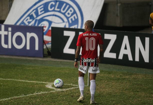 Bahia x São Paulo SALVADOR, BA - 28.11.2020: BAHIA X SÃO PAULO - Daniel Alves, player from São Paulo, during Bahia and São Paulo, held this Saturday (28), in a game valid for the 23rd round of the Brazilian Championship 2020, a match held at the Fonte Nova Arena, in Salvador, Bahia, Brazil. (Photo: Tiago Caldas Fotoarena) x1999406x  TiagoxCaldas