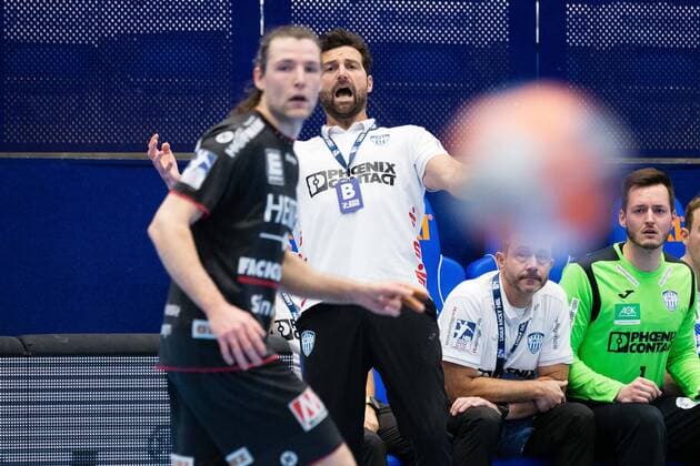 Florian Kehrmann Coach TBV Lemgo Lippe , Johannes Sellin HC Erlangen 15 front GER, Handball, 1 Bundesliga, TBV Lemgo Lippe against HC Erlangen, 28 11 2020 Lemgo Copyright: xStrohdiekx Eibner-Pressefotox EP_jsk