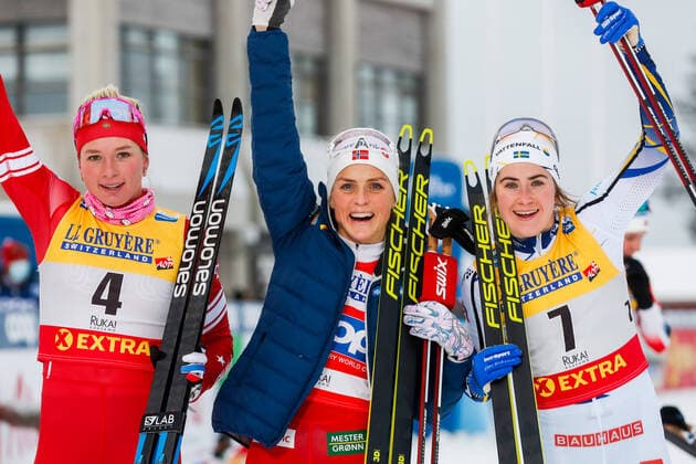 Bilder des Jahres 2020, Sport 11 November Sport Themen der Woche KW48 Sport Bilder des Tages 201129 Tatiana Sorina of Russia, Therese Johaug of Norway and Ebba Andersson of Sweden celebrate after the women s Cross Country Skiing 10 km during the FIS Cross-Country World Cup on November 29, 2020 in Ruka. Photo: Tomi Hänninen BILDBYRAN COP 211 XX0009 skidor cross-country skiing fis world cup ruka women s 10 km bbeng jubel celebration *** 201129 Tatiana Sorina of Russia, Therese Johaug of Norway and Ebba Andersson of Sweden celebrate after the women s Cross Country Skiing 10 km during the FIS Cross Country World Cup on November 29, 2020 in Ruka Photo Tomi Hänninen BILDBYRAN COP 211 XX0009 skidor cross country skiing fis world cup ruka women s 10 km bbeng jubel celebration,  Copyright: TOMIxHÄNNINEN BB201129BB098