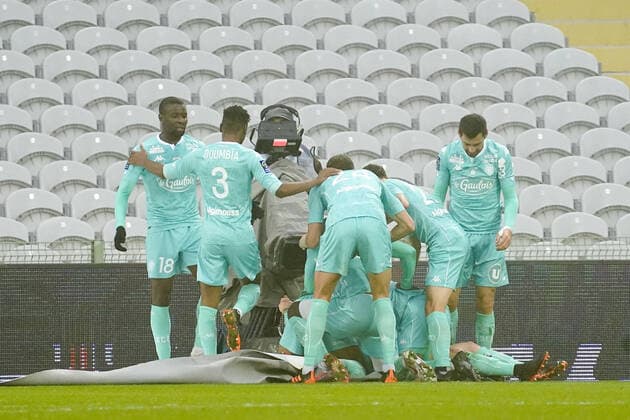 JOIE - FAIR PLAY - EQUIPE DE FOOTBALL D ANGERS FOOTBALL : Lens vs Angers - Ligue 1 Uber Eats - 29 11 2020 FEP Panoramic 