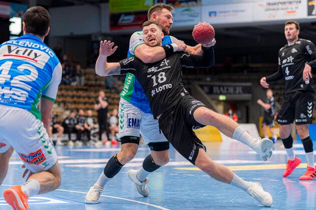 Bilder des Jahres 2020, Sport 11 November Sport Themen der Woche KW48 Sport Bilder des Tages Stuttgart, Deutschland 29. November 2020: HBL - 20 21 - Frisch Auf Goeppingen - THW Kiel v. li. im Zweikampf Jacob Bagersted (Goeppingen) und Niclas Ekberg (THW Kiel) Goeppingen EWS Arena Baden-Württemberg Deutschland *** Stuttgart, Germany 29 November 2020 HBL 20 21 Fresh On Goeppingen THW Kiel from left to right in duel Jacob Bagersted Goeppingen and Niclas Ekberg THW Kiel Goeppingen EWS Arena Baden Württemberg Germany