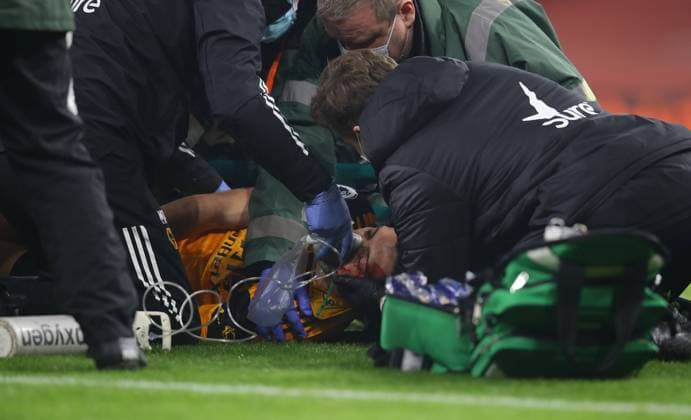 Bilder des Jahres 2020, Sport 11 November Sport Themen der Woche KW48 Sport Bilder des Tages Raul Jimenez of Wolverhampton Wanderers receives treatment following a horrific clash of heads with David Luiz of Arsenal during the Premier League match at the Emirates Stadium, London. Picture date: 29th November 2020. Picture credit should read: David Klein Sportimage EDITORIAL USE ONLY. No use with unauthorised audio, video, data, fixture lists, club league logos or live services. Online in-match use limited to 120 images, no video emulation. No use in betting, games or single club league player publications. SPI-0778-0013
