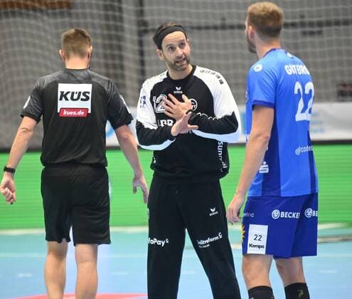 29 11 2020 xkhx Kassel, Rothenbach Halle Handball Bundesliga Season 2019 2020 MT Melsungen against Bergischer HC Goalkeeper Silvio Heinevetter 12, MT Mesungen in discussion with Fabian Gutbrod Bergischer HC