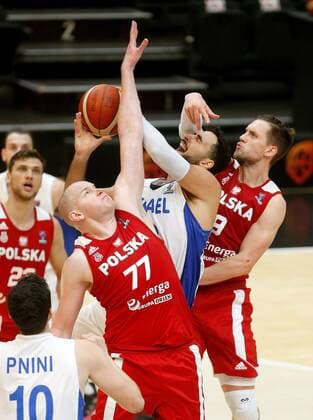 Israel s center Idan Zalmanson (C) in action against Poland s forward Mateusz Ponitka (R) and center Damian Kulig (2-L) during the 2022 Eurobasket qualifying game between Israel and Poland in Valencia, eastern Spain, 30 November 2020. Israel - Poland !ACHTUNG: NUR REDAKTIONELLE NUTZUNG!  Copyright: xMiguelxÁngelxPolox GRAF7811 20201130-637423542522602204