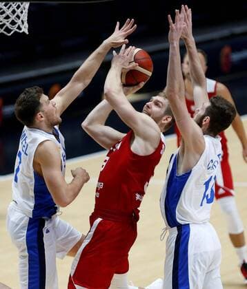 Israel s center Jake Coehen (R) and guard Gal Mekel (L) defend Poland s forward Michal Sokolowski (C) during the 2022 Eurobasket qualifying game between Israel and Poland in Valencia, eastern Spain, 30 November 2020. Israel - Poland !ACHTUNG: NUR REDAKTIONELLE NUTZUNG!  Copyright: xMiguelxÁngelxPolox GRAF7891 20201130-637423568865589572