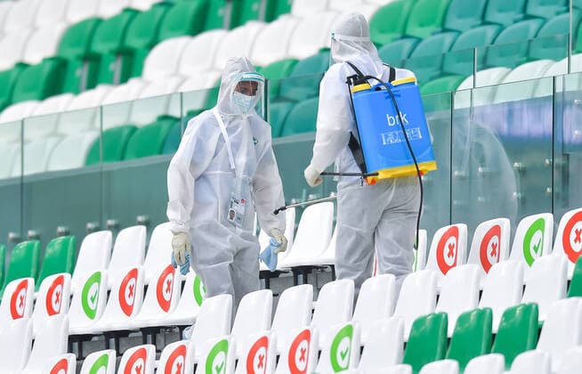 Sport Themen der Woche KW49 Bilder des Jahres 2020, Sport 11 November Sport Bilder des Tages (201201) -- DOHA, Dec. 1, 2020 -- Members of staff disinfect the seats before the Group F football match of the AFC Champions League between FC Tokyo and Ulsan Hyundai FC in Doha, Qatar, Nov. 30, 2020. (Photo by Xinhua) (SP)QATAR-DOHA-FOOTBALL-AFC CHAMPIONS LEAGUE Nikku 
