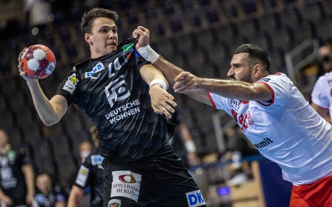 01 12 2020, Berlin, Handball, EHF European League, Group B, Group stage, 5 Matchday, Max Schmeling Halle Fuechse Berlin against Dinamo Bucuresti Berlin Frederik Simak l fights against Seyed Mousavi from Bucharest for the ball Fuechse Berlin Dinamo Bucuresti