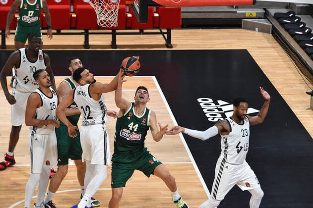 Ismael Bako (asvel) vs Konstantinos Mitoglou (panathinaikos) BASKETBALL : LDLC ASVEL vs Panathinaikos Athenes - Euroleague - 01 12 2020 FredericChambert Panoramic 